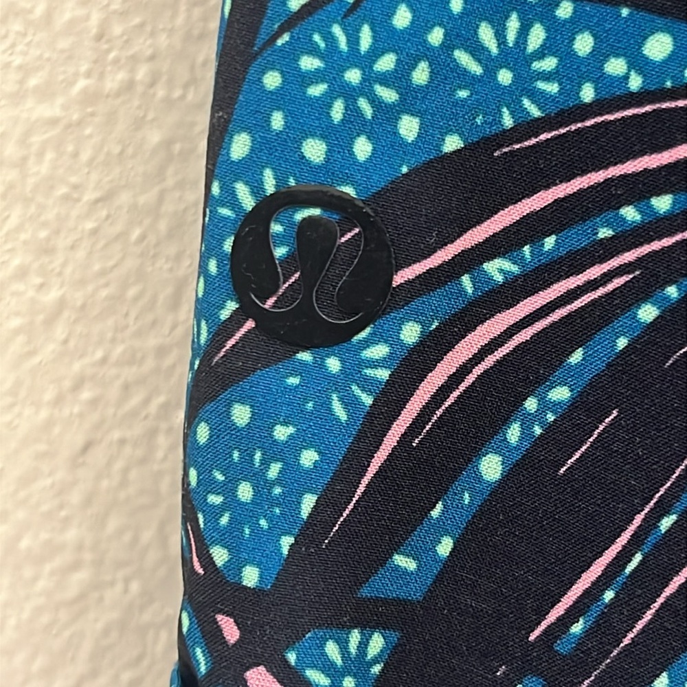 lululemon athletica Teal & Black Printed Women's Shorts size 6 - Picture 4 of 7